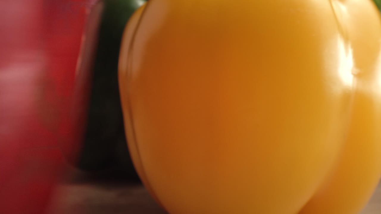 다채로운 고추가 사라지는 매크로 비디오를 확대