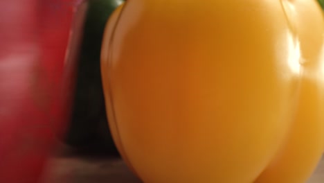 zoom en el video macro de los pimientos coloridos que desaparecen