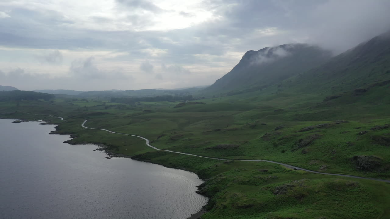 수평선, 흐린 날 산이 있는 영국 호수 지구에 있는 호수 위의 공중 촬영