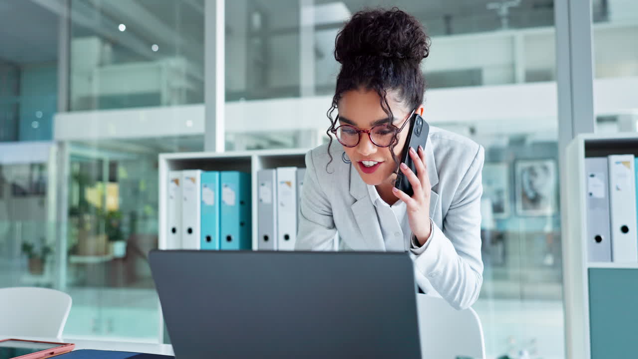 Telefonata, laptop e donna professionista felice
