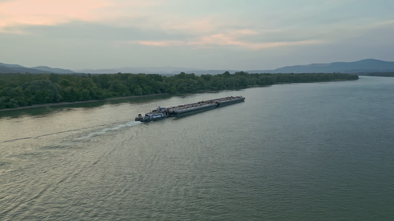 화물선 이 다뉴브 강 에 떠다니고 있다