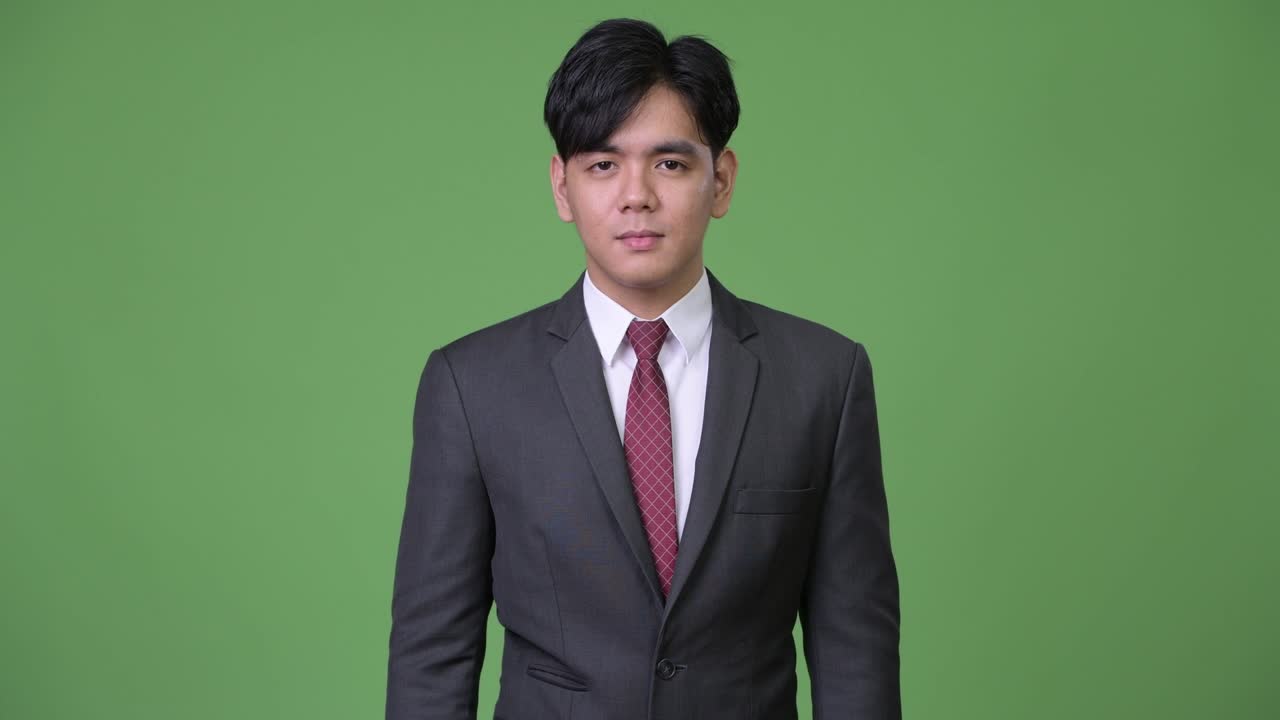 젊은 잘생긴 아시아 사업가 손가락을 가리키며