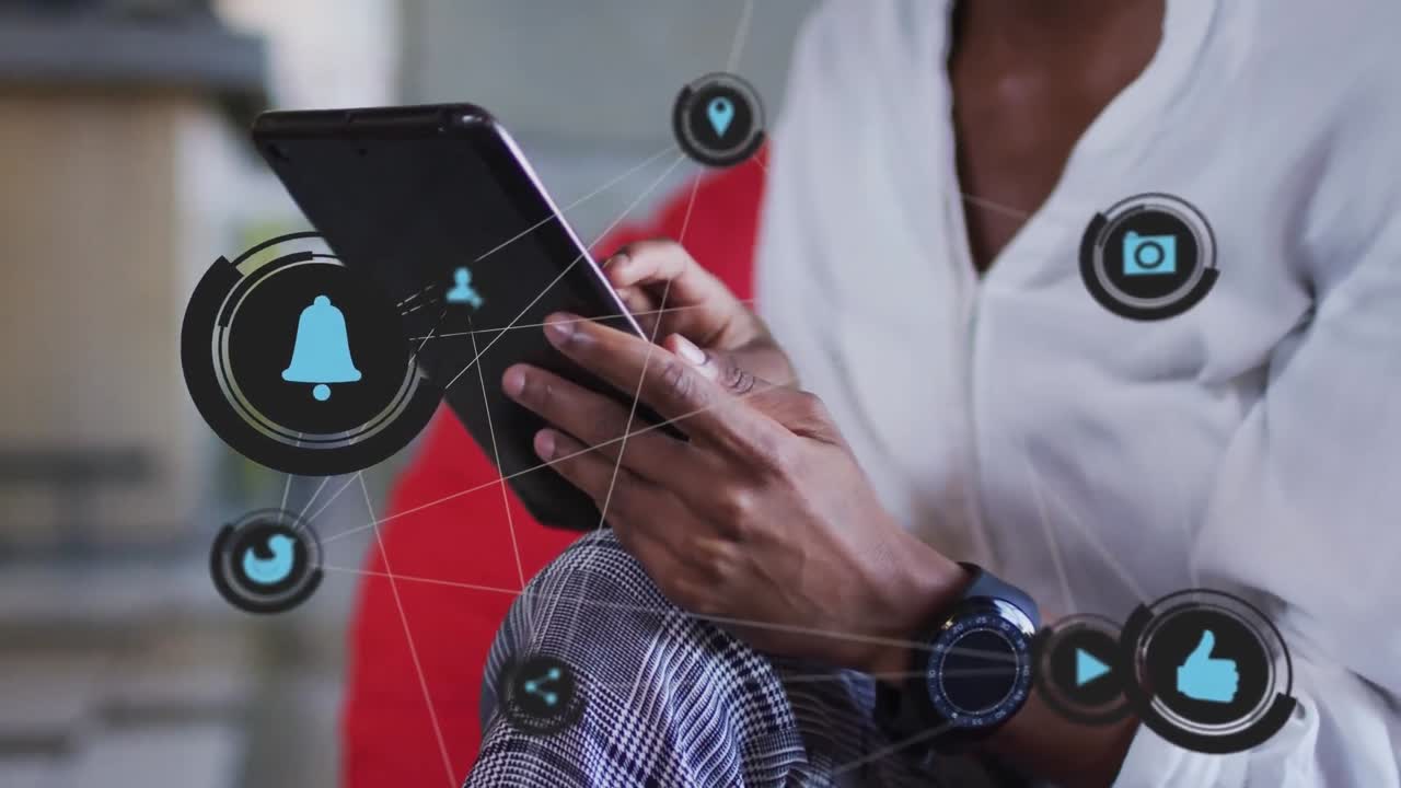 video de red de conexiones con iconos sobre mujer afroamericana usando tableta