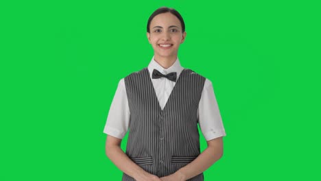 mujer india feliz camarero sonriendo pantalla verde