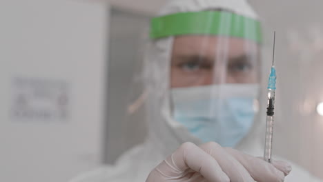 médico borroso tocando la jeringa