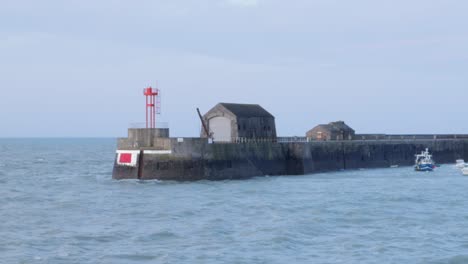 granville, jersey - un barco estaba atracado en el puerto de granville - plano general