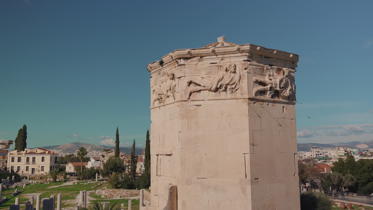 Antica torre in pietra sotto un cielo blu, che evidenzia l'architettura storica greca.