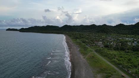 Aerial-ascent-of-tropical-beach-with-waves-crashing,-Catanduanes,-Philippines