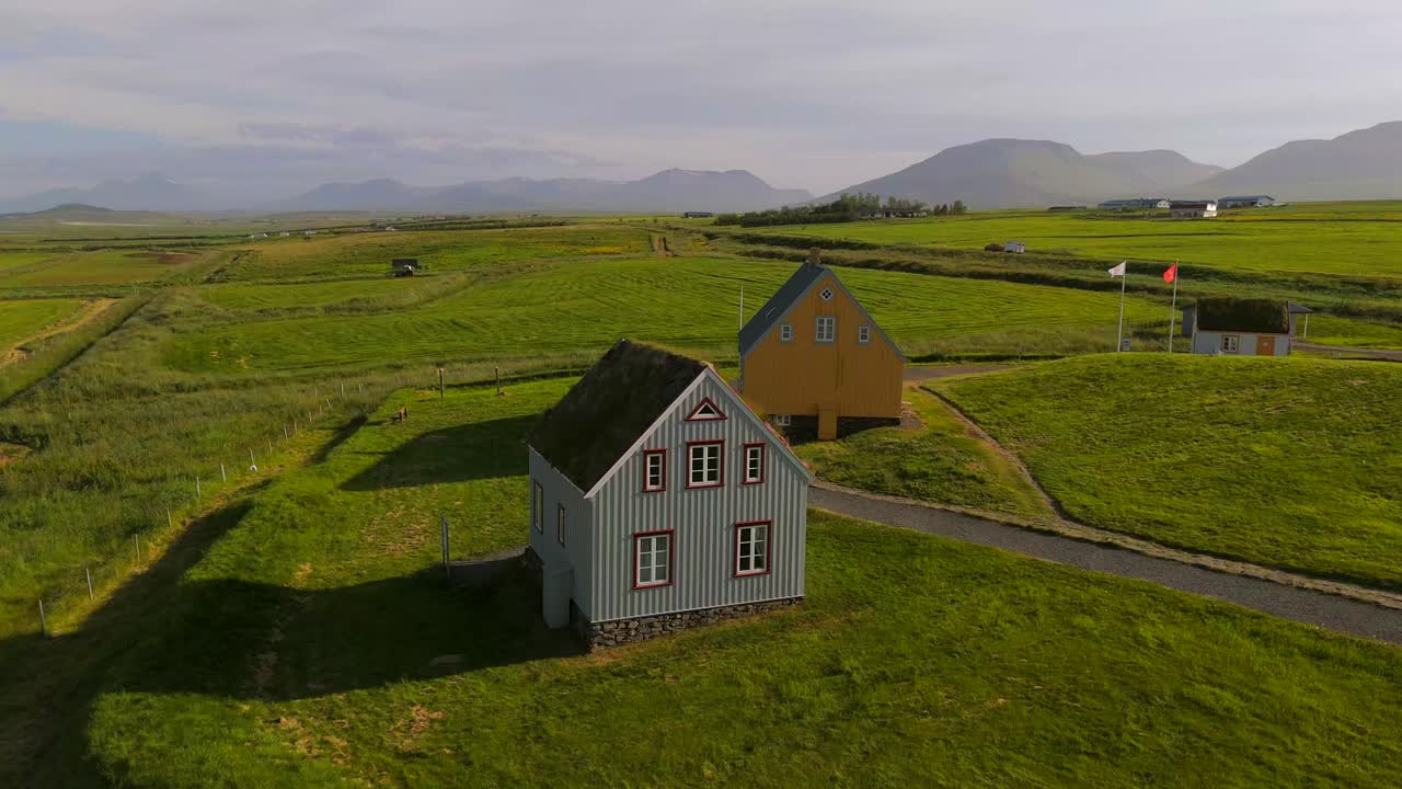 Oplev den fredfyldte charme ved Skagafjörður, hvor vores droneoptagelser viser de idylliske omgivelser i denne historiske vikingelandsby beliggende i naturen