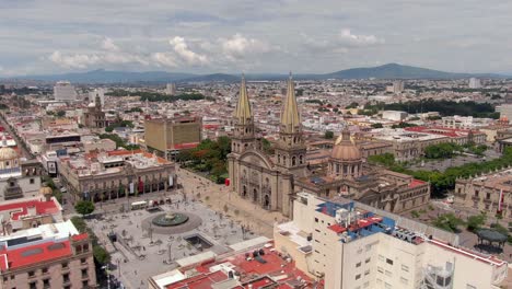 Guadalajara-Cathedral-With-Pedestrians-Walking-At-Plaza-Guadalajara-In-The-Foreground-In-Jalisco,-Mexico