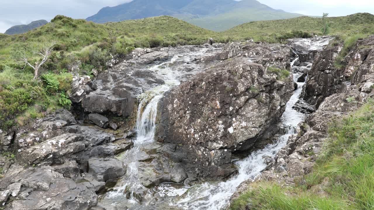 paisaje de cascadas en el río allt dearg mor cerca de la ciudad de sligachan en la isla de skye, escocia con efecto panorámico vertical