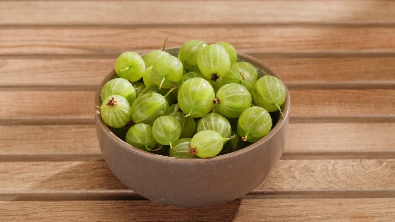 grosellas verdes en un cuenco