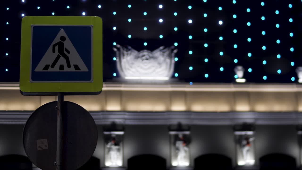 밤에 보행자 교차 표지판