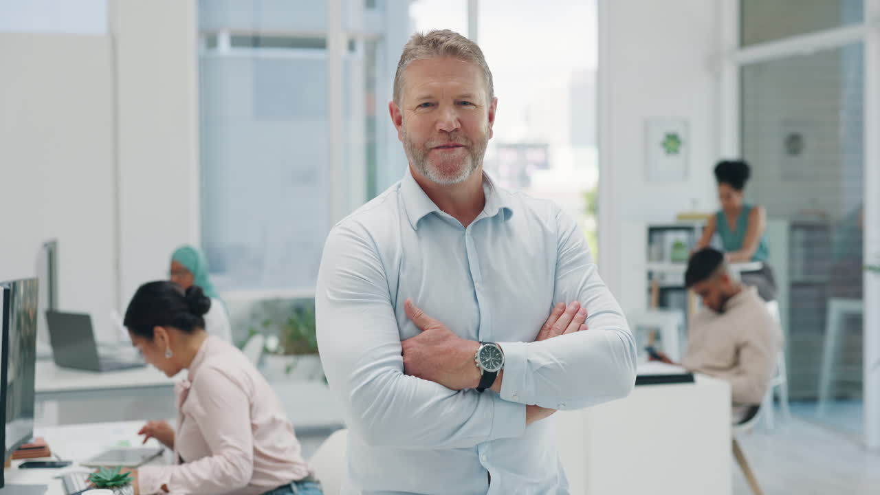 hombre de negocios sénior, cara y brazos cruzados