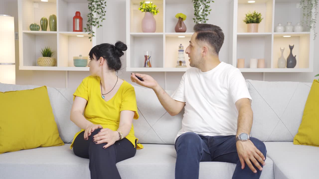 pareja ahorrando energía en casa.