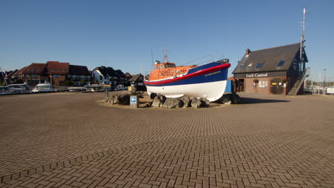 Extraweitwinkelaufnahme-Eines-RNLI-Rettungsboots-In-Einem-Kreisverkehr-Am-Yachthafen-Von-Hythe