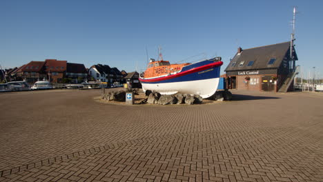 하이트 마리나 (hythe marina) 의 순환 교차로에 설치된 rnli 구명 보트의 추가 넓은