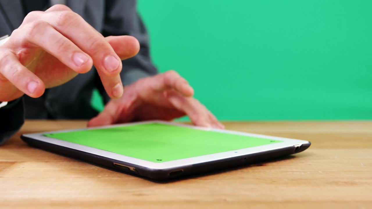 sección media de un hombre de negocios usando una tableta digital