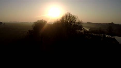 Sonnenaufgang-über-Den-Feldern-Und-Dem-Fluss-Am-Nebligen-Herbstmorgen