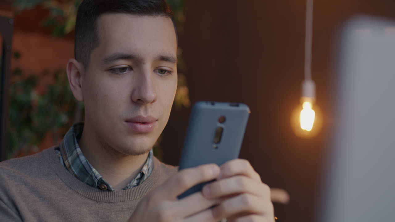 스마트 폰을 사용하는 젊은 남자
