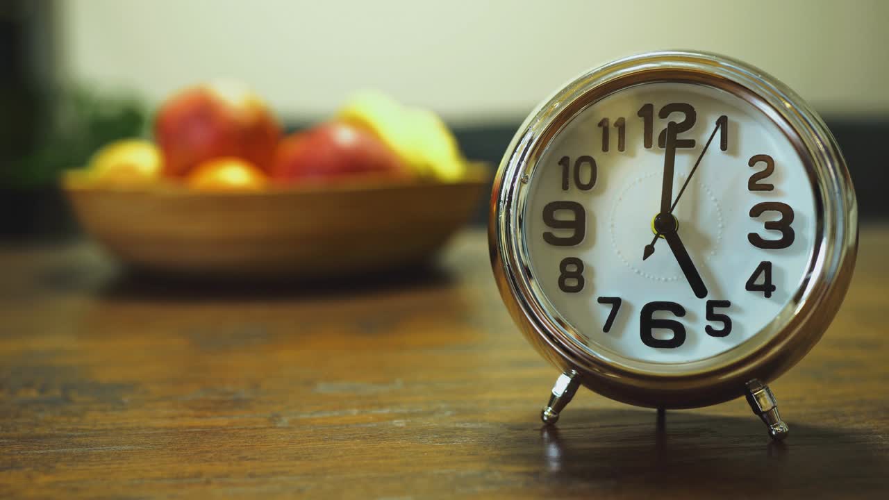 el reloj muestra las cinco de la mañana.