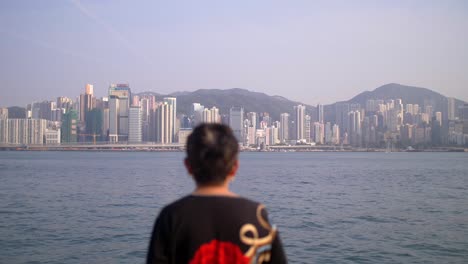 Dame-Mit-Blick-Auf-Die-Skyline-Von-Hongkong