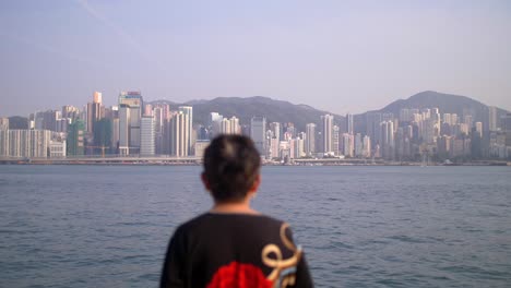 señora con vistas al horizonte de hong kong