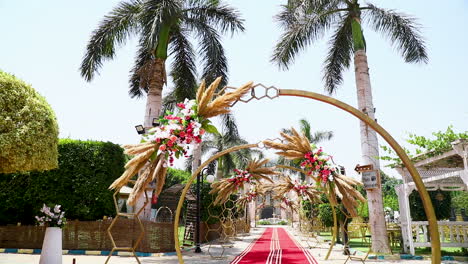 Decoraciones-De-Arco-De-Boda-Al-Aire-Libre-En-Un-Jardín---Inclinación-De-La-Cámara-Hacia-Abajo