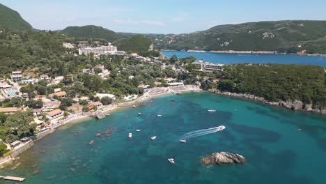 Vista-Panorámica-De-Hermosas-Aguas-Azules-En-La-Isla-Griega-En-Verano