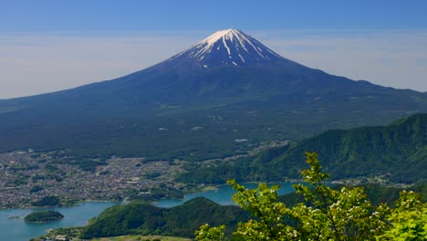 mt. fuji y el lago kawaguchi vistos desde el paseo verde fresco de shindo