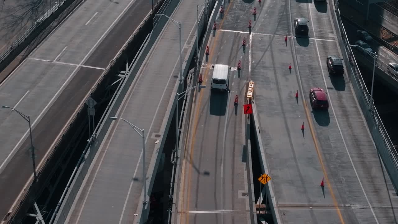 Trafikken flyter på motorveiene i New York City om dagen