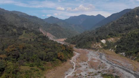 hiperlapso aéreo del valle de la montaña con nubes en movimiento