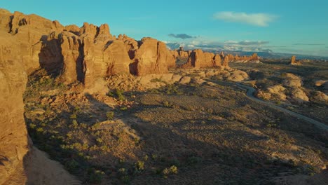 torre en el parque nacional de arcos, utah, estados unidos - toma aérea de dron