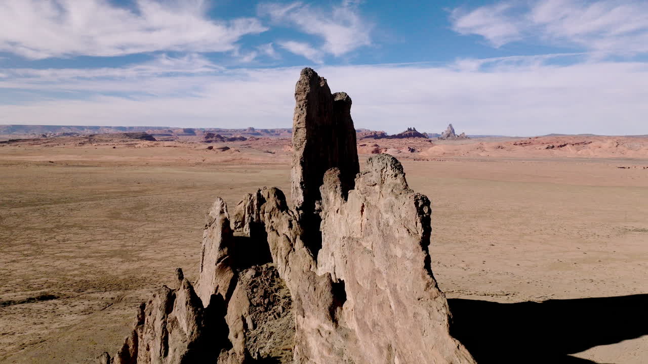 드론은 미국 남서부에서 이상한 바위 형성을 날아다니고 있습니다.