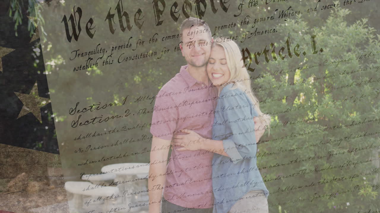 animación de la bandera de ee.uu. y texto sobre pareja caucásica