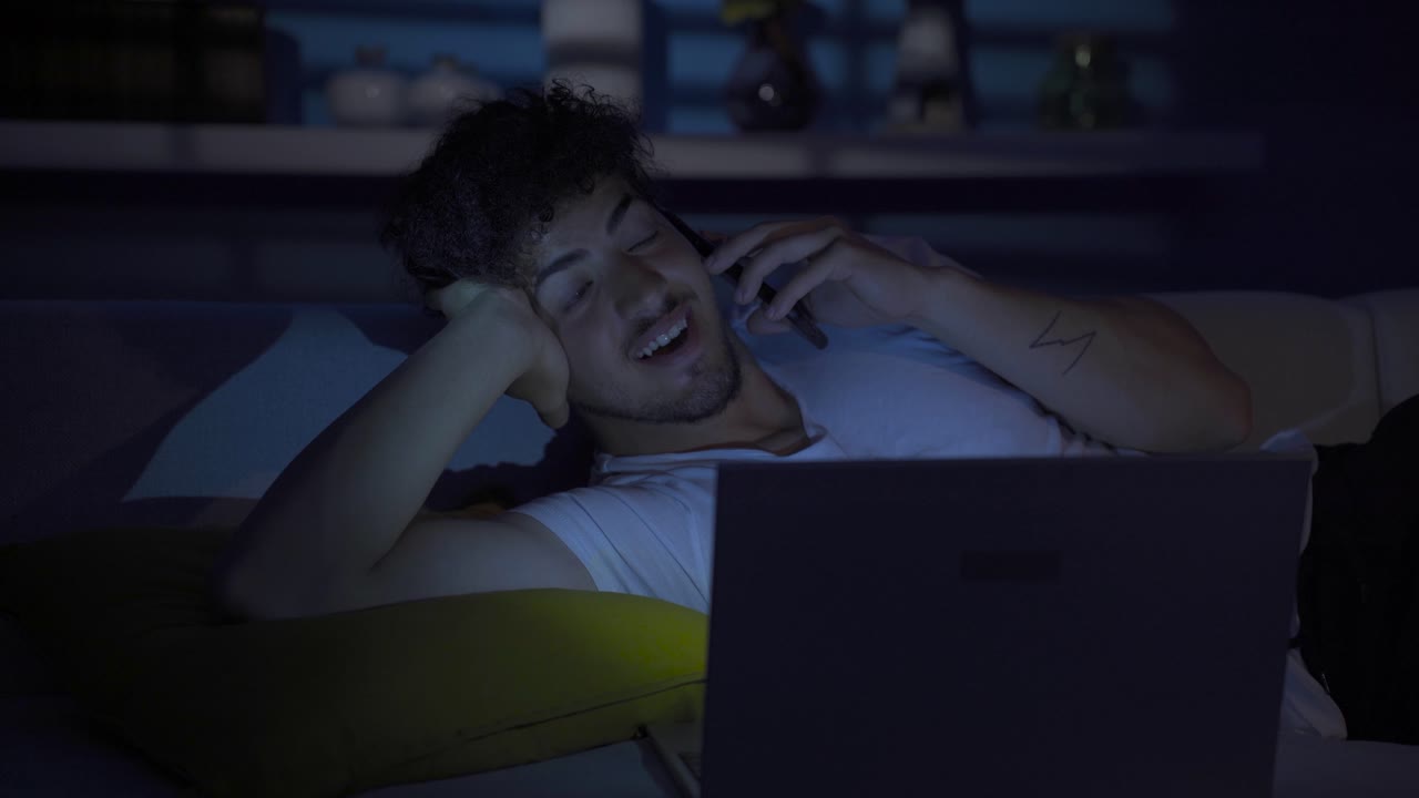 recibiendo buenas noticias, el joven se alegra.