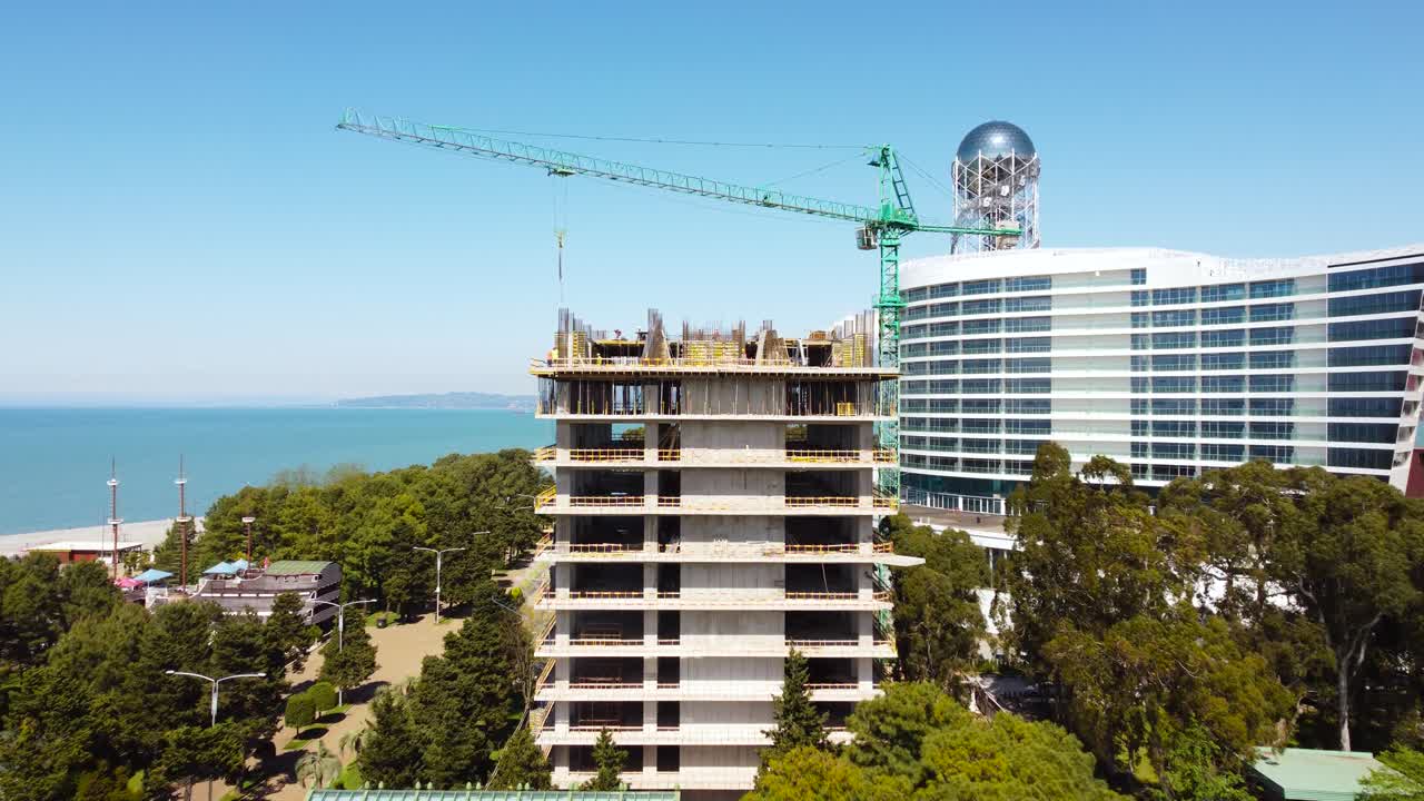 construcción en una ciudad costera