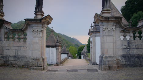 Santuario-De-Nossa-Senhora-Da-Peneda-En-El-Parque-Nacional-De-Gerês-Escalera-Que-Conduce-A-La-Salida