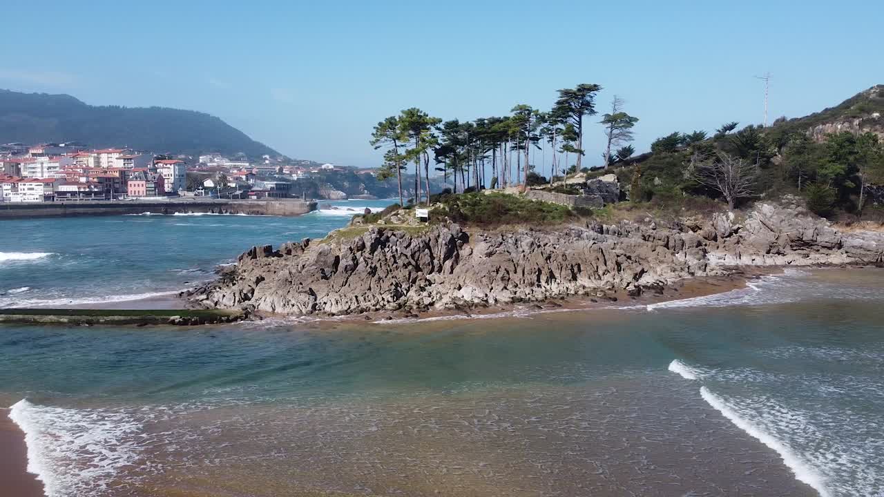 Vista aerea con drone dell'isola di San Nicolás sulla spiaggia di Lekeitio nei Paesi Baschi