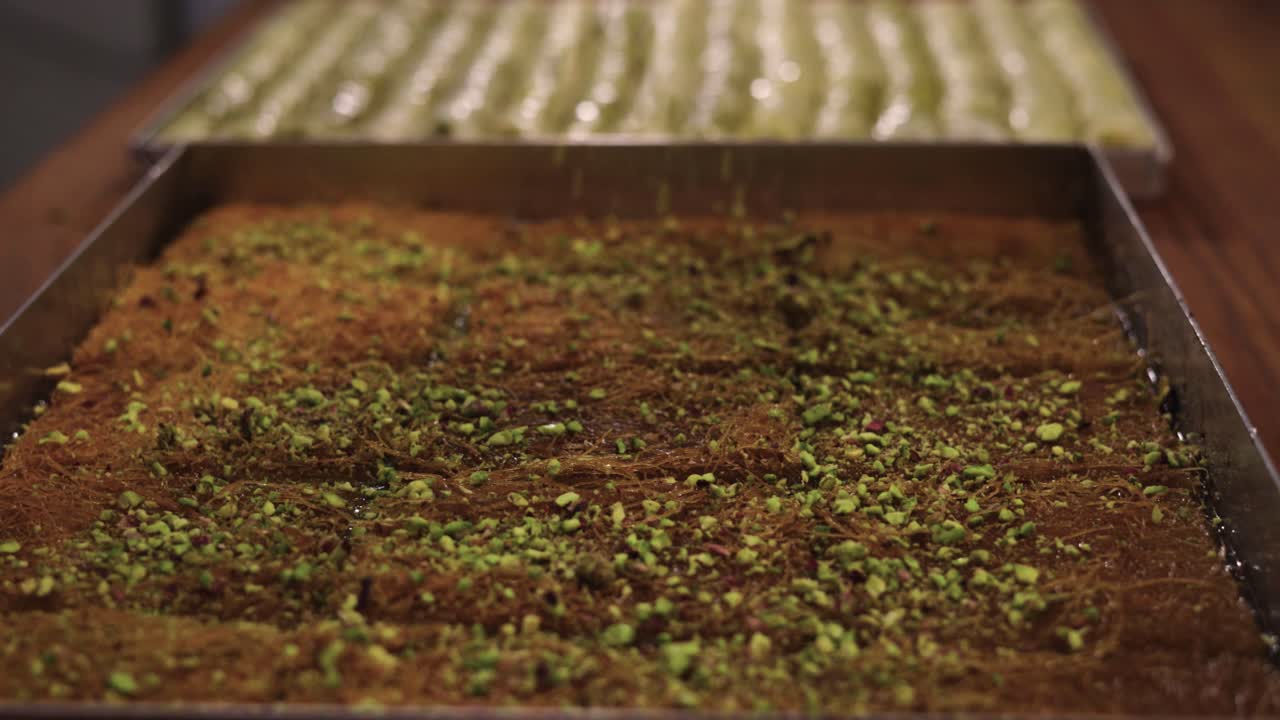 las cacerolas con postres en la pastelería se rocían desde arriba con semillas y deliciosos aromáticos