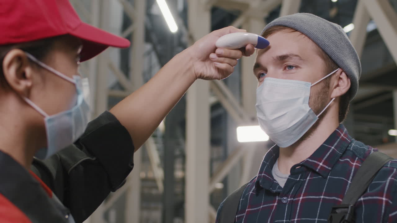 공장에서 노동자의 온도를 측정하는