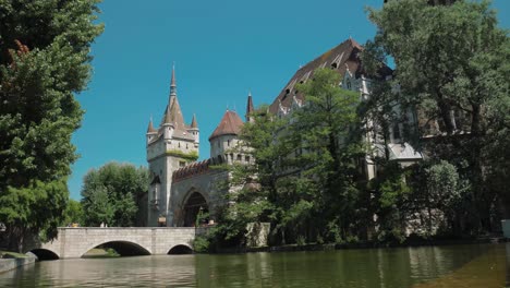 Vista-Del-Castillo-Vajdahunyad-De-Budapest-Desde-Un-Lado