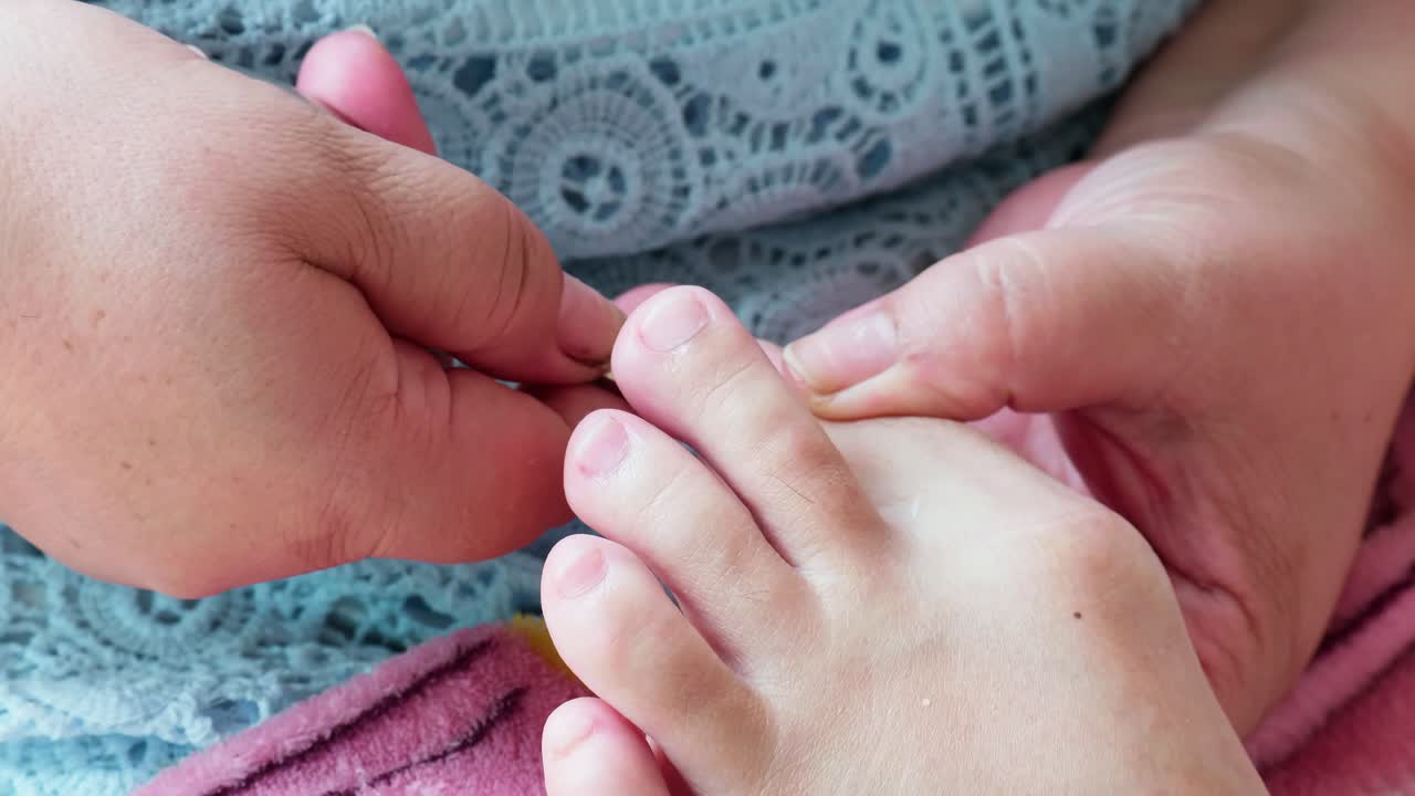 procedimiento médico profesional de pedicura con cortaúñas instrumento-3