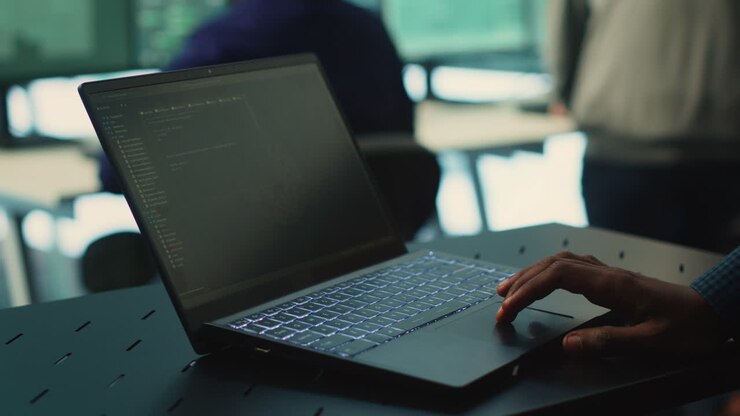 Regierungs-Hacker bei der Überwachung von Cyberbedrohungen in einer Hightech-Agentur