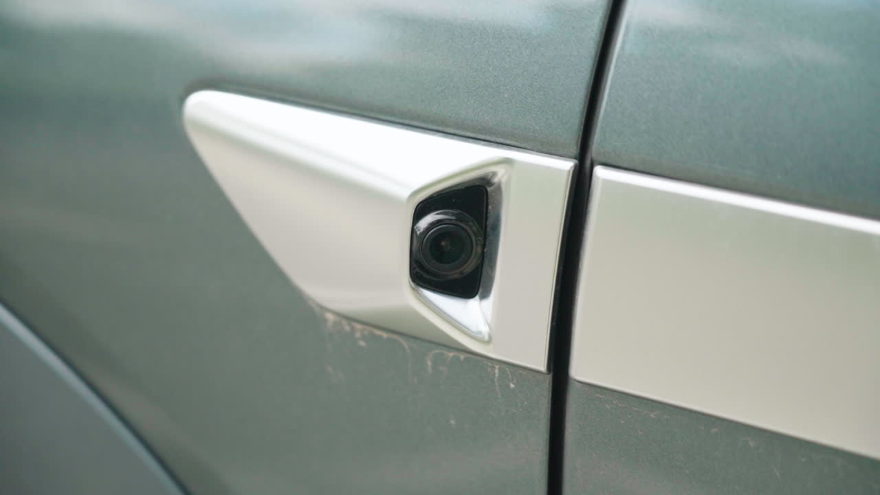Câmera lenta mostrando uma câmera lateral e um sensor ADAS montados em um veículo elétrico moderno na China. Um sistema avançado de assistência ao condutor que oferece suporte à segurança do veículo e à conscientização ambiental