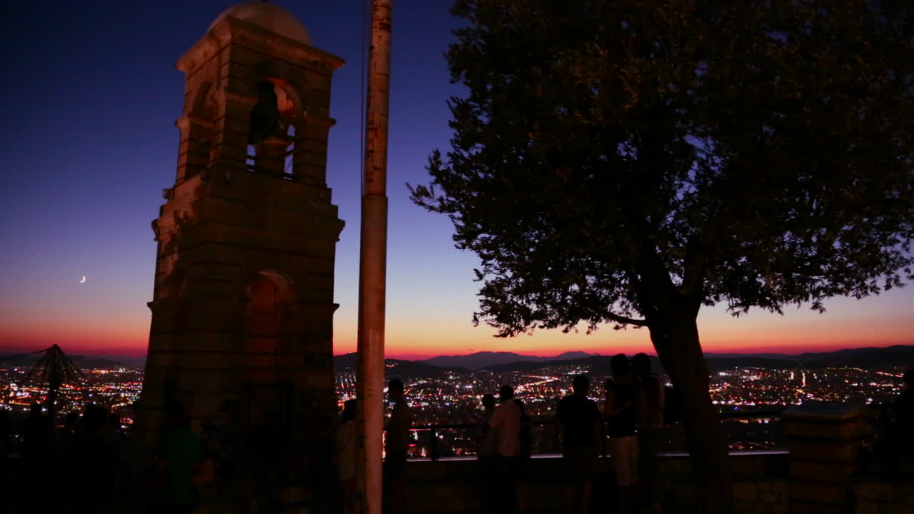 전경에 스페인 스타일의 선교 건물이 있는 분주한 도시 대도시의 밤 일몰