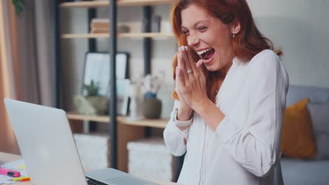 mujer caucásica muy alegre celebrando se alegra de las noticias o el mensaje en la computadora portátil