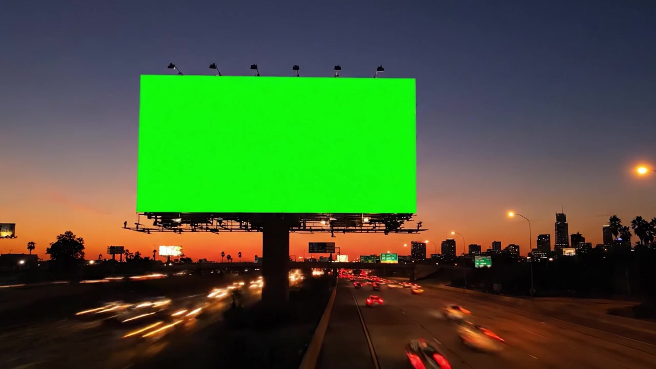 Dos encuadres que capturan un vibrante paisaje urbano al anochecer con una valla publicitaria verde esperando contenido sobre una autopista concurrida.