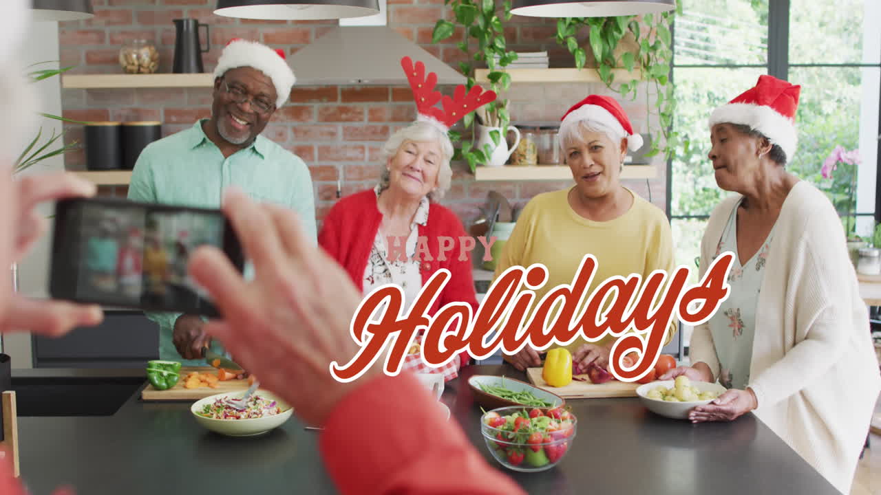 Animação de texto de Feliz Natal sobre uma pessoa tirando foto de amigos diversos no Natal.