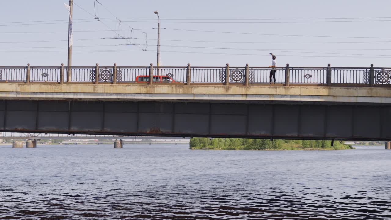 리가, 라트비아를 탐험하는 젊은 아시아 남성 외국인 학생